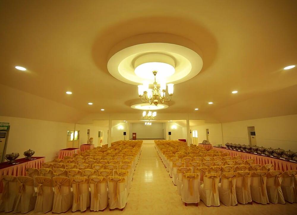 Quality Airport Hotels Nedumbassery Exterior photo